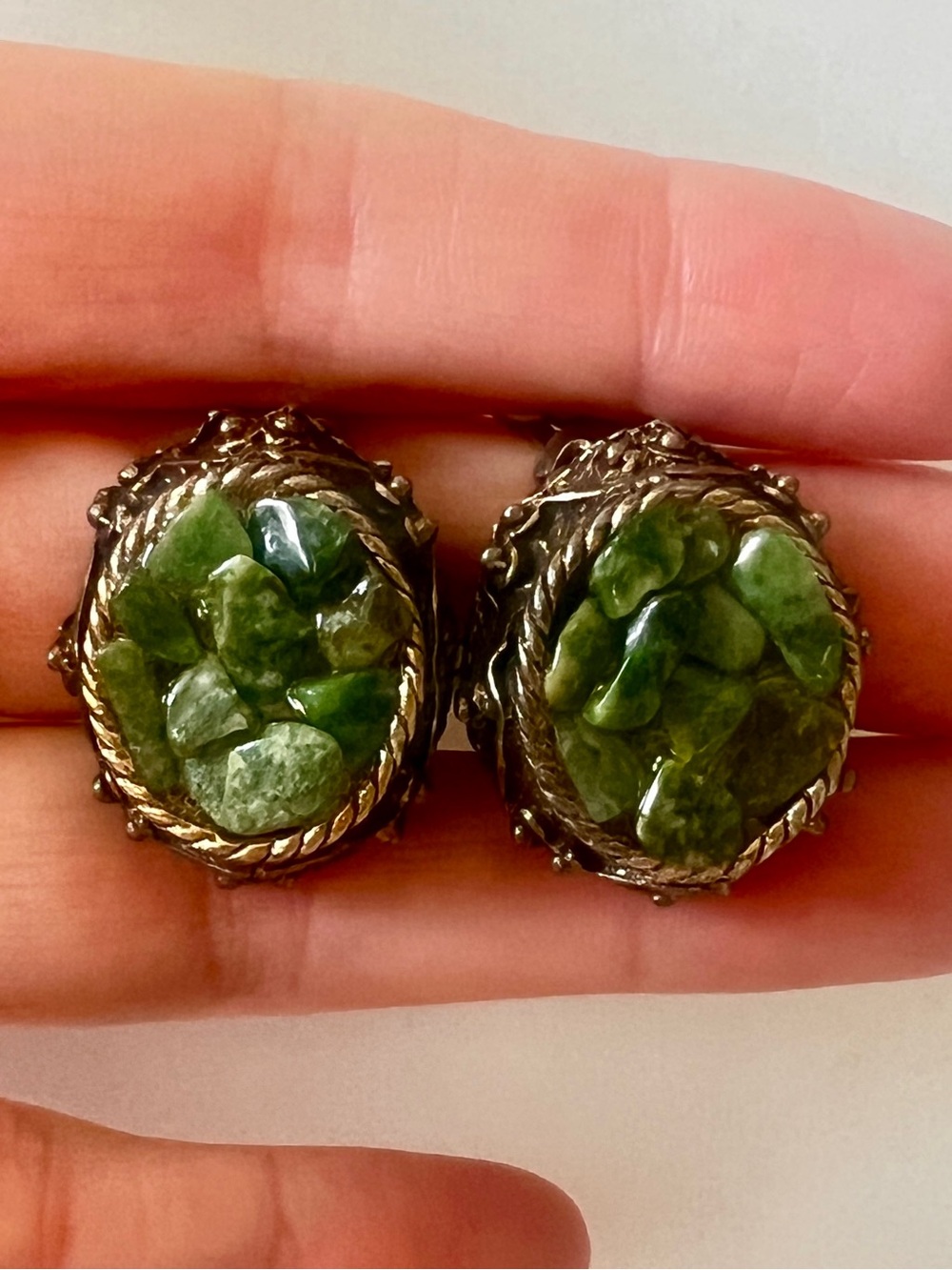 Vintage 1970s Green Jade Chip Crushed Antiqued Gold Tone Clip-On Earrings MCM
